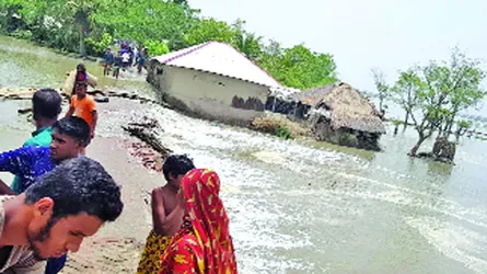 খোলপেটুয়ার বাঁধ ভেঙে তলিয়ে গেছে আশাশুনির শতাধিক মৎস্য ঘের