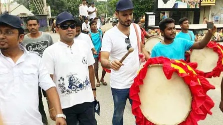 মাশরাফির ঢাক-ঢোলের শব্দে মুখরিত নড়াইল