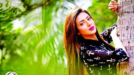 রঙিন  চুলে সাজ রঙের ঝলক