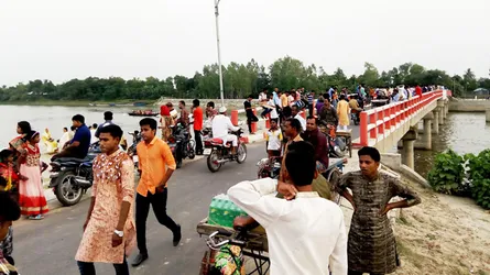 আত্রাইয়ের দর্শনীয় স্থানগুলোতে দর্শনার্থীদের উপচেপড়া ভিড়