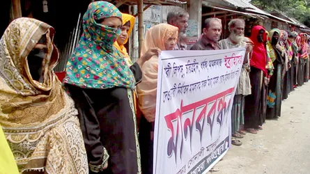 পাথরঘাটায় মিথ্যা মামালা থেকে মুক্তির দাবিতে মানববন্ধন