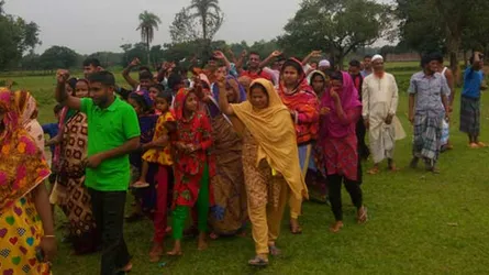ভালুকায় রাস্তা বন্ধের প্রতিবাদে এলাকাবাসির বিক্ষোভ