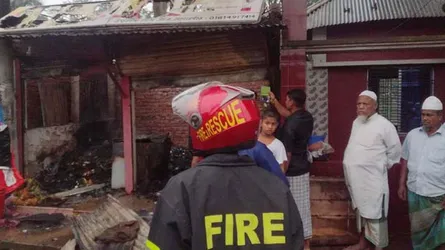 সোনারগাঁওয়ে আগুনে তিন দোকান ভস্মীভূত, পুড়েছে প্রেস ক্লাবের একাংশ