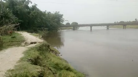 কিশোরগঞ্জে রাস্তা ভেঙ্গে নদী গর্ভে ৬ গ্রাম