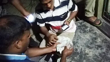 মুক্তিপণের টাকা গুনে অপহরণকারীর হাতে তুলে দিলো পুলিশ