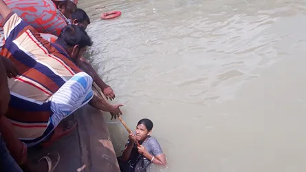 রাখে আল্লাহ মারে কে? পদ্মায় পড়েও প্রাণে বাঁচলেন ফয়সাল