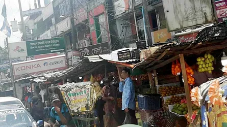 মিরসরাইয়ে সওজের জায়গা দখল করে অবৈধ স্থাপনা