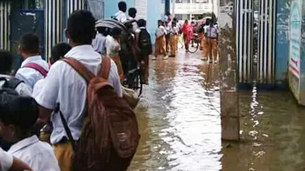 নাটোর জেলা স্কুলের গেটে দীর্ঘ জলাবদ্ধতা : মহাসড়ক অবরোধ করে শিক্ষার্থীদের বিক্ষোভ