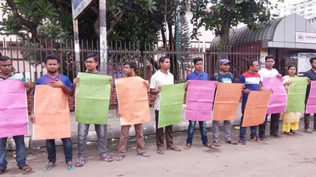 ৫ দফা দাবিতে মানববন্ধন ঢাবি অধিভুক্ত ৭ কলেজ শিক্ষার্থীদের