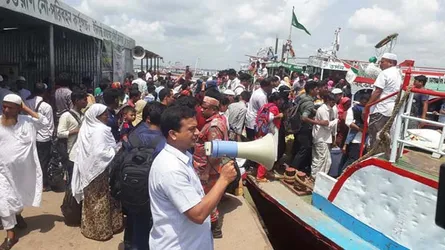 এক দিনেই পার হয় আড়াই লাখ যাত্রী