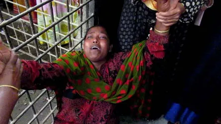 বাসের ধাক্কায় ৩ পান ব্যবসায়ী নিহত, আহত-৭