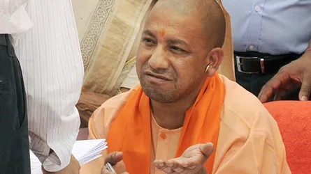 মাজারে গিয়েও বিতর্ক সৃষ্টি করলেন যোগী