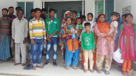 ফুলবাড়ী সীমান্তে নারী ও শিশুসহ ১৯ বাংলাদেশী আটক
