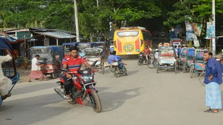 দুমকিতে যাত্রী ছাউনি ও স্থায়ী স্ট্যান্ড না থাকায় দুর্ভোগ