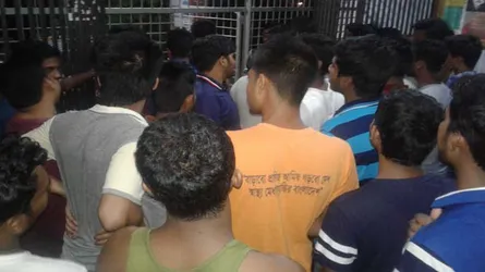 রাবিতে হল সংস্কার দাবিতে গেটে তালা, ভাংচুর