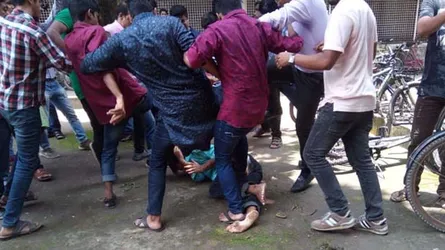 ঢাবিতে কোটা সংস্কার আন্দোলনকারীদের উপর হামলা