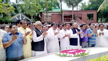 টুঙ্গিপাড়ায় বঙ্গবন্ধুর সমাধিতে স্থানীয় সরকার মন্ত্রীর শ্রদ্ধা