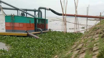 বেড়ায় যমুনা নদী থেকে বালু উত্তোলন, হুমকির মুখে প্রতিরক্ষা বাঁধ