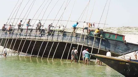 নৌকা তৈরীতে ব্যস্ত যমুনা পাড়ের মানুষ