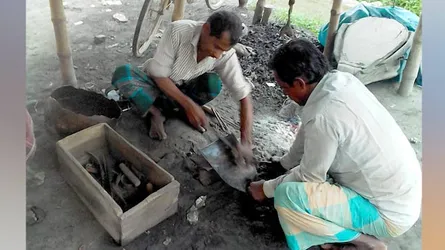 কাজ নেই তাই পেশা ছাড়ছেন কামারেরা