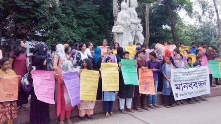 নূরের ওপর হামলার প্রতিবাদে ঢাবিতে মানবন্ধন