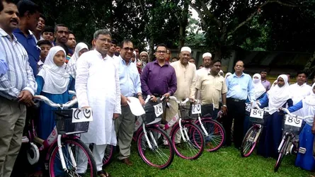 যশোরে ১০০ ছাত্রীর মাঝে বাই-সাইকেল বিতরণ