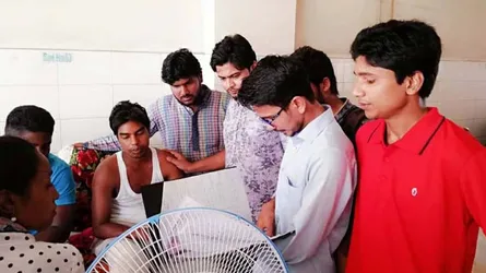 আহত রাবি শিক্ষার্থীকে দেখতে হাসপাতালে ছাত্রদল