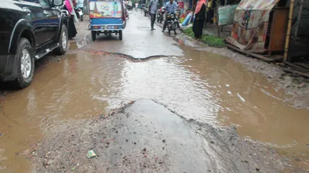 আগৈলঝাড়ায় সওজ বিভাগের সড়ক খানাখন্দে ভরা