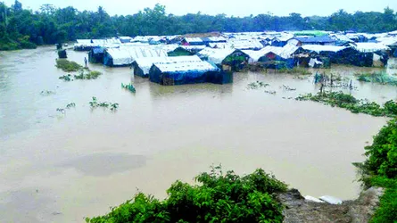 ঘর থেকে বের হতে পারছে না মানুষ