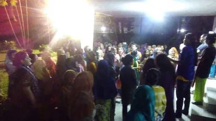 রাতে ঢাবির দুই হলে ছাত্রীদের বিক্ষোভ