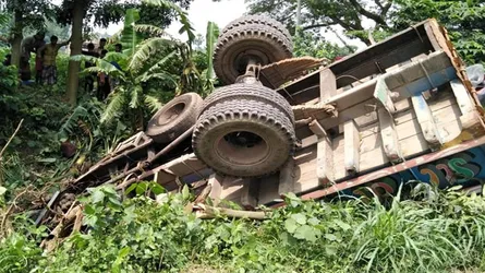 ধামরাইয়ে ট্রাক খাদে পড়ে চালক নিহত, আহত ২