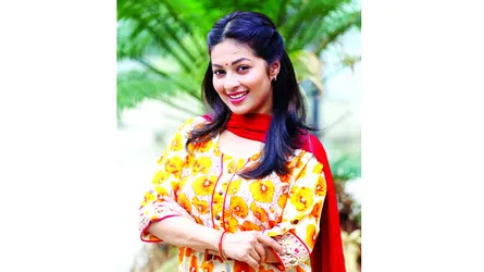 ফিরে যাচ্ছেন মোনালিসা