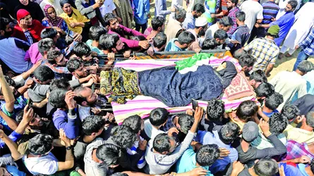 কাশ্মিরে সৈন্যদের গুলিতে কিশোরীসহ নিহত ৩