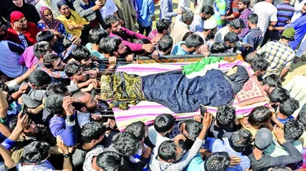 কাশ্মিরে সৈন্যদের গুলিতে কিশোরীসহ নিহত ৩