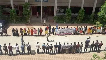 গ্রেফতারকৃত‌দের মুক্তির দাবিতে ঢাবিতে মানববন্ধন