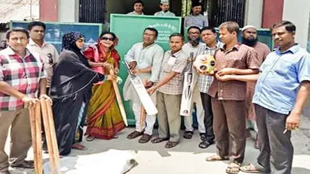 রাণীনগরে ইউপির পক্ষ থেকে বিদ্যালয়ে সামগ্রী প্রদান
