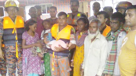 শিবালয়ে পদ্মায় নৌকা ডুবি অলৌকিকভাবে নারী-শিশু উদ্ধার