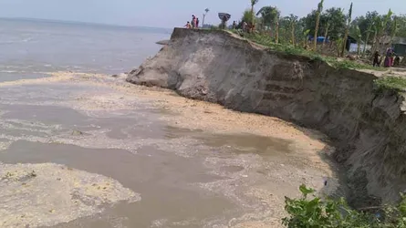 যমুনার অব্যাহত ভাঙ্গনে বিলীন হচ্ছে কাজিপুরের বিস্তীর্ণ জনপদ