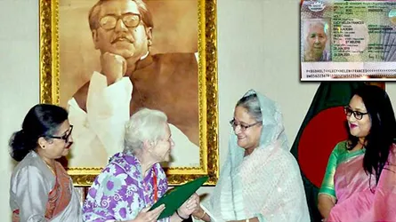 বাংলাদেশী পাসপোর্ট পেলেন লুসি হল্ট