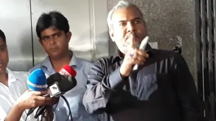 শিক্ষার্থীদের বিরু‌দ্ধে পুলিশ আনার হুমকি ঢাবি অধ্যাপকের