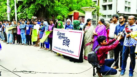 ঢাবি প্রশাসন সরকারি দলের ভূমিকায় অবতীর্ণ