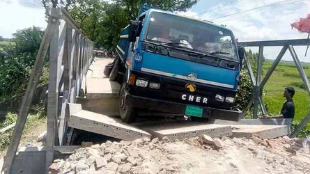 সাঁথিয়ায় ২ দিন না যেতেই ভেঙ্গে পড়লো নির্মাণাধীন বেইলী ব্রিজ