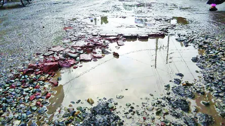 এক কিলোমিটার রাস্তায় ২৫৭ গর্ত