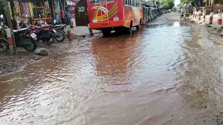 শরণখোলায় আঞ্চলিক মহাসড়কে হাঁটু পানি