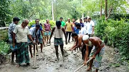 ঘিওরে স্বেচ্ছাশ্রমে চার কি.মি. রাস্তা সংস্কার