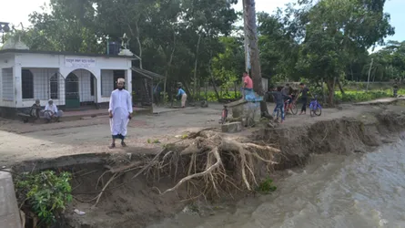 নদী ভাঙনে হুমকির মুখে উপকূলীয় দশমিনা