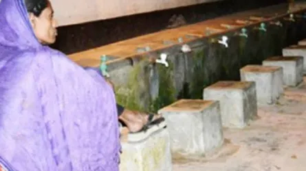 ৮ বছর যাবত মসজিদের ওযুখানায় বসে রাত কাটাচ্ছেন তরুণী