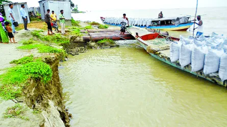 দৌলতদিয়া ফেরিঘাটে ভাঙন শুরু জিআই ব্যাগ ফেলা হচ্ছে ধীরগতিতে