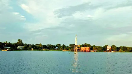 রাজধানীর কাছেই বিচ্ছিন্ন জনপদ