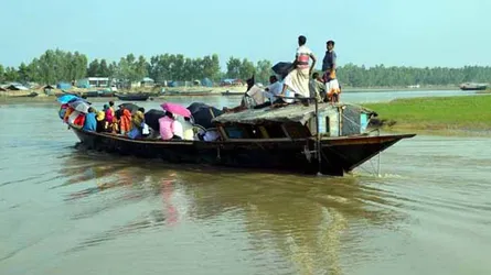 কাজিপুরে ঝুঁকি নিয়ে যমুনা পারাপার